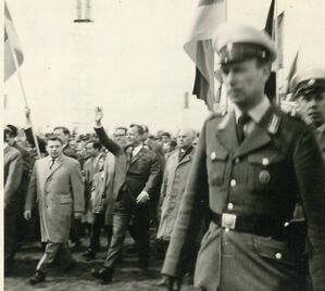 Willy Brandt am 01.Mai 1962 vor dem Reichstag