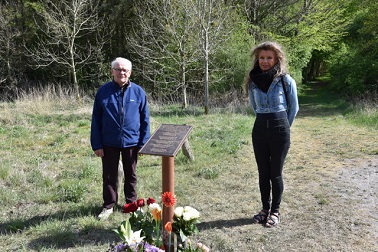 Ortsvorsteherin Beate Stammwitz, H.Burghardt an der Gedenktafel